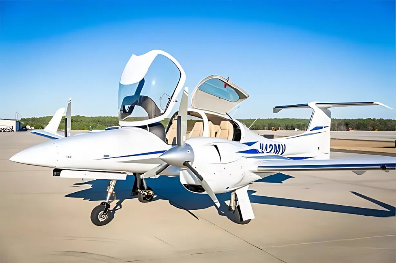 N42MV — Diamond DA42-VI NG twin-engine trainer at KCHS